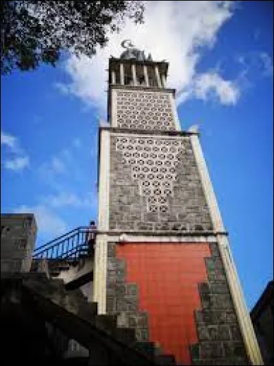 La mosquée de Tsingoni, à Mayotte est la plus vieille mosquée de France. Elle remonte au moins au ...