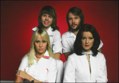 D'après les paroles de la chanson "Gimme ! Gimme ! Gimme !", que veulent les chanteuses après minuit ?