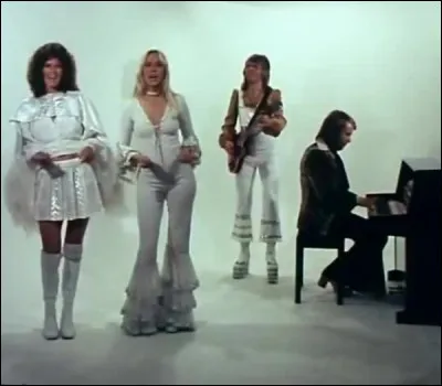 En 1999, quelle chanson d'ABBA donne son nom à la comédie musicale reprenant ses plus grands succès ?