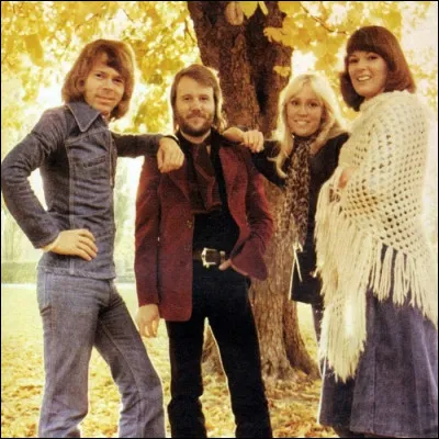 La même année, quel appel à l'aide donne son nom à une de leurs chansons ?