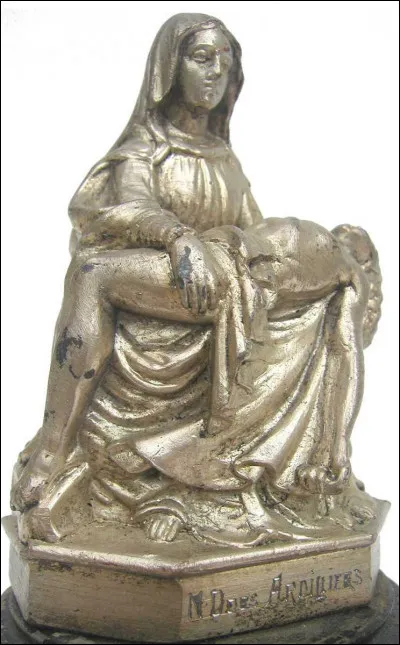 Comment était appelée la place où le chevreuil avait gratté du pied ?