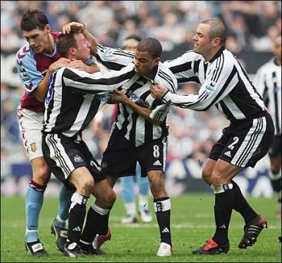 Les indiscrets... En gnral, on vite de se battre avec un quipier sur le terrain... et pourtant ces deux joueurs de Newcastle se sont battus en plein match de championnat d'Angleterre 2005 :