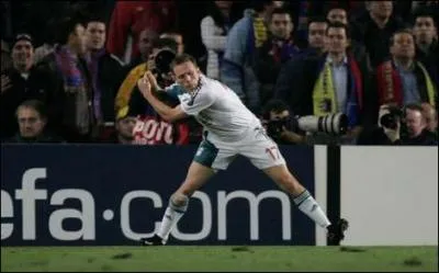 Ceux qui ont l'alcool mauvais Petite soire entre joueurs de Liverpool. Craig Bellamy se chauffe avec son quipier Riise, s'nerve, et commence  le frapper avec quoi ?