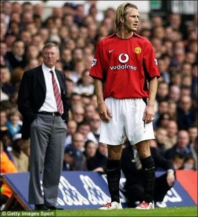 Les coach furieux... Ulcr par une dfaite contre Arsenal, Sir Alex pique une gueulante dans les vestiaires, puis lance une chaussure sur la star David Beckham o Ferguson avait-il bless Beckham ?