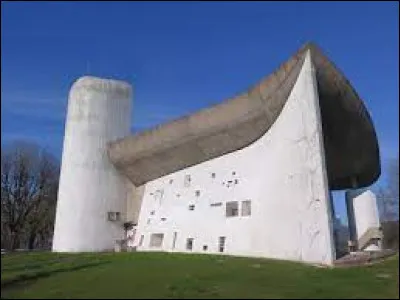 Quelle commune de Haute-Saône est connue pour sa chapelle Notre-Dame-du-Haut, qui est une uvre de l'architecte Le Corbusier ?