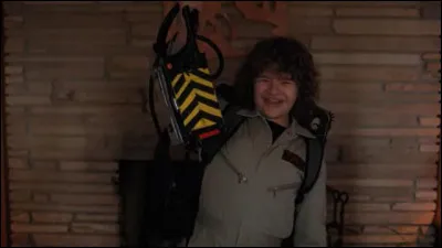 Quelle créature Dustin trouve-t-il dans sa poubelle le soir d'Halloween ? (saison 2)