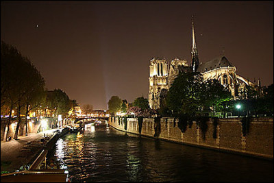 En quelle année la comédie musicale "Notre-Dame de Paris" a-t-elle été créée ?