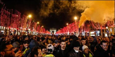 Qui est le réalisateur du long-métrage "Minuit à Paris" ?