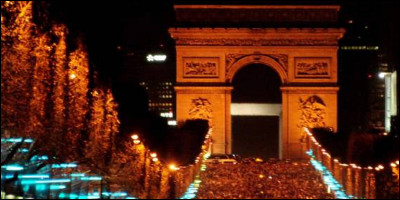 En 1810, pendant les travaux de construction de l'Arc de Triomphe à Paris, un faux monument en grandeur réelle, en bois et en toile, a été élevé pour fêter l'impératrice...