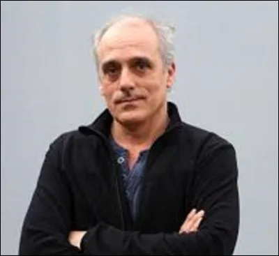 Politique : 
Investi, pour une troisième fois par son parti, le NPA, à la présidentielle de 2022, Philippe Poutu voit le jour le 14 mars 1967 à Villemomble (Seine-Saint-Denis). Ouvrier et membre de la CGT, il milite en 2019 contre la fermeture d'une usine de voitures où il travaille, et qui fermera finalement en 2019.
Pour quelle entreprise automobile bossait-il ?