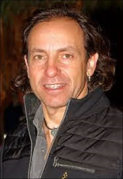 Sport : 
Patineur artistique, né le 17 février 1972 à Courbevoie (Hauts-de-Seine), Philippe Candeloro est un sportif qui fut quatre fois champion de France consécutivement dans son domaine, et reçut beaucoup d'autres titres durant sa carrière. Il participa à deux Olympiades d'hiver, en 1994 à Lillehammer, et à Nagano en 1998.
Abonné aux médailles de bronze, combien en gagna-t-il ?