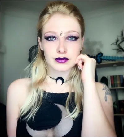 À quel jeu joue-t-elle beaucoup ?