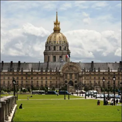 Quel pont parisien inaugur&eacute; en 1900 relie l�esplanade des Invalides et l�avenue Winston-Churchill ?