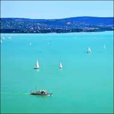 Quel lac, zone importante de p&ecirc;che et de tourisme, est le plus grand lac d�Europe centrale, bien que sa profondeur maximale ne soit que de 12,5 m&egrave;tres ?