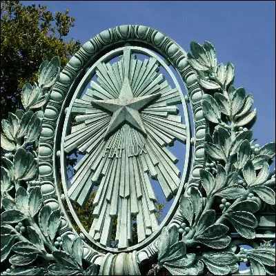 Quel d&eacute;tective de litt&eacute;rature dirige une agence appel&eacute;e Fiat Lux ?