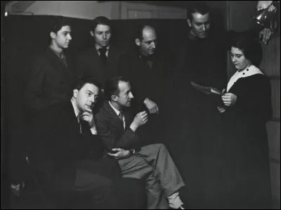 Quel poète surréaliste est l'auteur du poème "À la faveur de la nuit" ?