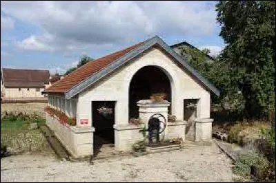 Nous sommes dans le Grand-Est devant un lavoir &agrave; Gillancourt. Village de l'aire d'attraction Chaumontaise, il se situe dans le d&eacute;partement ...