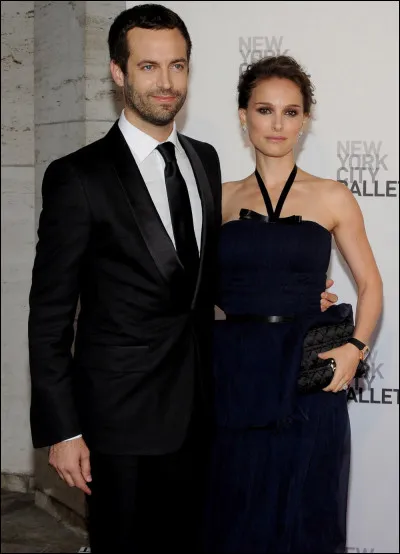 Sur l'image, qui est le garçon avec elle ?