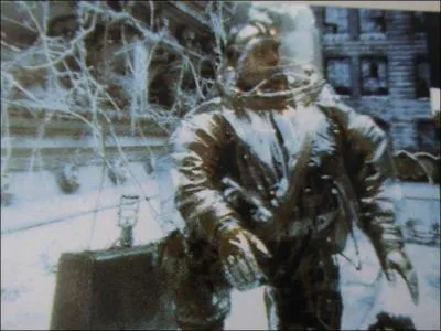 Dans le film ' L'Arme des 12 singes ' James Cole ( Bruce Willis ) est envoy dans le pass. En quelle anne arrive t-il lors de son premier voyage ?