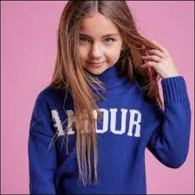 Angelina est plus âgée que Valentina :