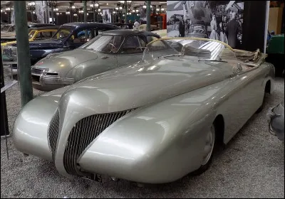 Cette étonnante création est le fruit de l'imagination d'un designer industriel français dont le commanditaire le plus connu fut.... la SNCF. Quel est le nom de ce grand cabriolet, emprunté à un très joli mammifère marin ?