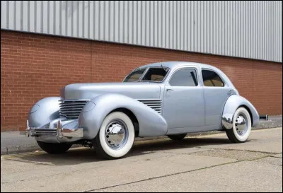 Cette voiture américaine aux roues avants motrices et au style singulier a précédé la mode des feux escamotables avec 30 années d'avance. Comment se nomme ce modèle haut de gamme ?