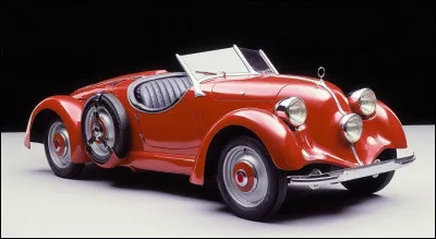 Dans les années 1930, plusieurs constructeurs étudiaient les voitures à moteurs à l'arrière afin de maximiser l'aérodynamique. Cette rare allemande est le fruit de ces recherches. Comment s'appelle-t-elle ?
