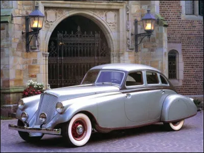 Voici un autre fantôme d'argent, cette fois-ci en provenance d'Amérique, et qui fut la dernière production de son constructeur. Comment s'appelle donc cette impressionnante berline profilée ?