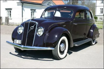 Bien que située en Europe, la Suède importait essentiellement des voitures américaines. Une influence qui se ressent sur ses propres productions, en témoigne cette berline dont j'ai oublié le nom....