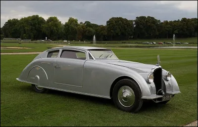 Avec son carénage intégral, ce coupé profilé est représentatif du désir de modernité et de fonctionnalisme de son créateur. Comment se nomme cette voiture dont le nom reflète le secteur d'activité originel du constructeur ?