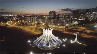 En quelle année Brasilia devint-elle la capitale du Brésil ?