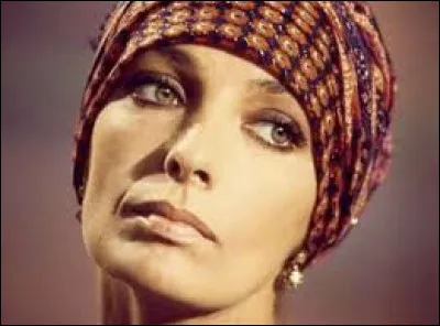 Chanteuse et actrice, elle était surnommée "La fille aux yeux d'or". Elle nous a quittés en 2019. Quel est son nom ?