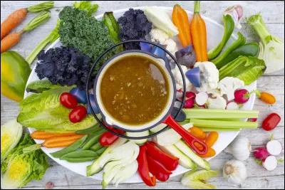 Quel est ce plat de la cuisine piémontaise, composé d'une sauce chaude dans laquelle on trempe des crudités ?