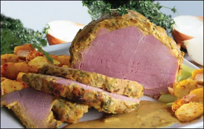 Quel est le nom donné à cette préparation de palette fumée enduite de moutarde, cuite au four, qui est une spécialité alsacienne ?