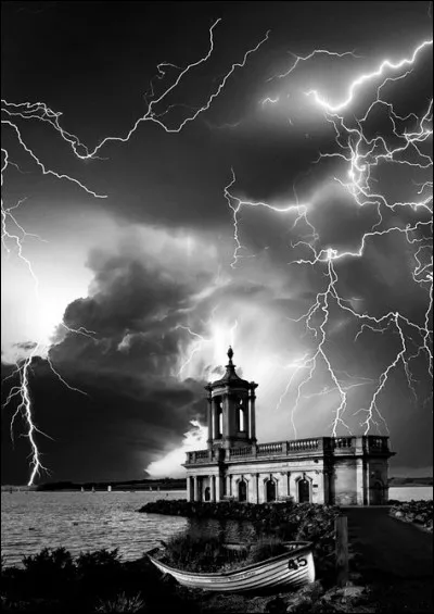 Quelle molécule constitue les gouttes de pluie sur Titan ?