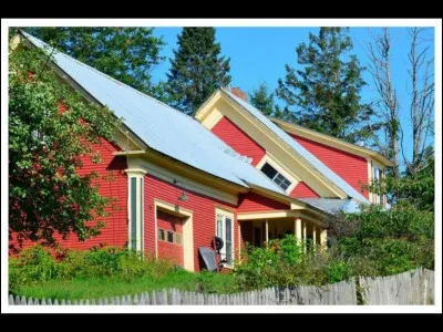 Pour quelle raison, aux États-Unis, dans le Vermont, certaines fenêtres étranges aux maisons sont-elles inclinées d'environ 45 degrés à la verticale, les "witch window" ?