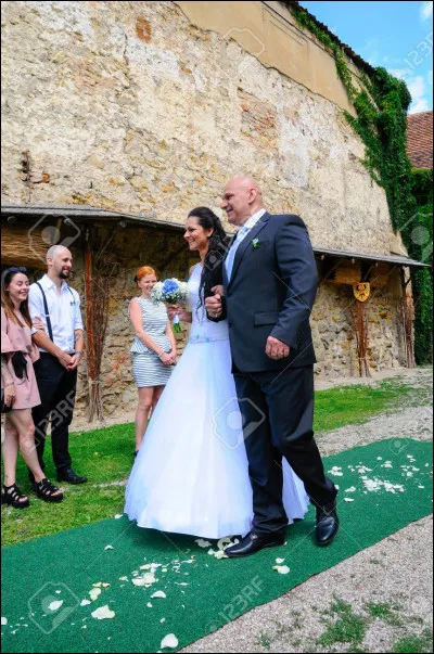 En République tchèque, par quoi est remplacé le traditionnel riz que l'on jette sur les mariés en France ?