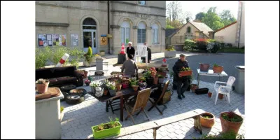 À quel moment, cette ancienne coutume campagnarde française de ramasser les objets dans les rues et les replacer sur la place du village a-t-elle lieu ? (J'y ai participé dans mon Sud Vienne natal.)