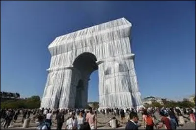À quel artiste contemporain doit-on "l'emballage" de l'Arc de Triomphe à titre posthume ?