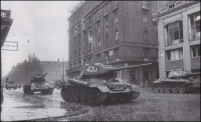 Quelle est la principale raison de l'intervention de l'armée soviétique à Budapest en 1956 ?