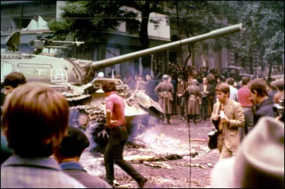 Pour quelle raison l'armée soviétique envahit-elle la Tchécoslovaquie en août 1968 ?