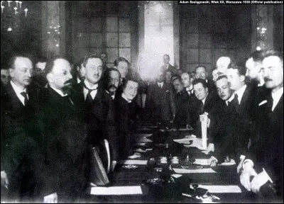 Au traité de Riga qui met fin au conflit, la frontière est fixée ...