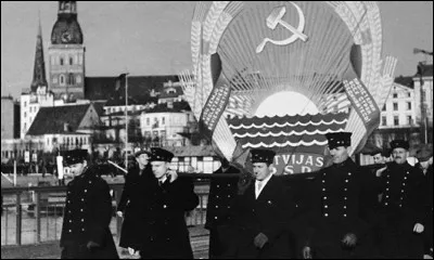 Pour quelle raison l'armée rouge envahit-elle les pays Baltes les 15 et 16 juin 1940 ?