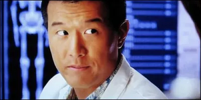 Charlie Fong est le technicien en laboratoire de la police scientifique d'Honolulu.
