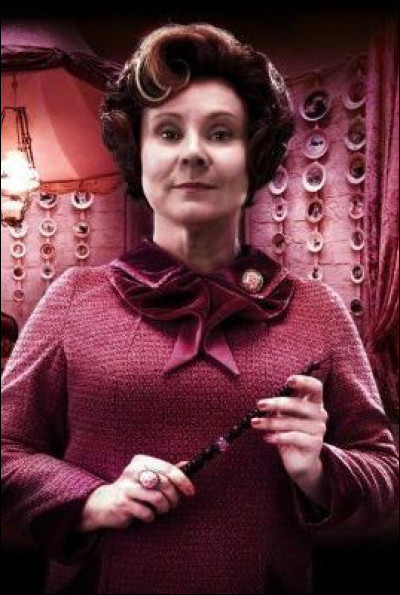 D : Dolores Ombrage : Complète : "Préservons ce qui doit être préserver. Améliorons ce qui doit être améliorer et supprimons...