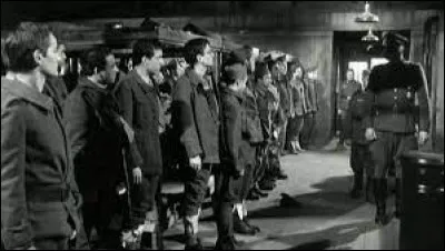 "Le Caporal épinglé" est joué par Jean-Pierre Cassel.