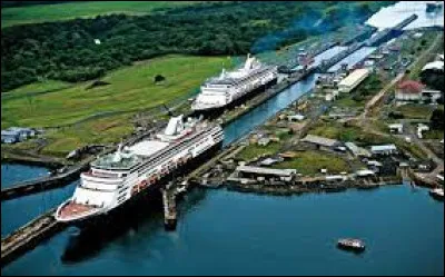 Quels sont les deux océans reliés par le canal de Panama ?