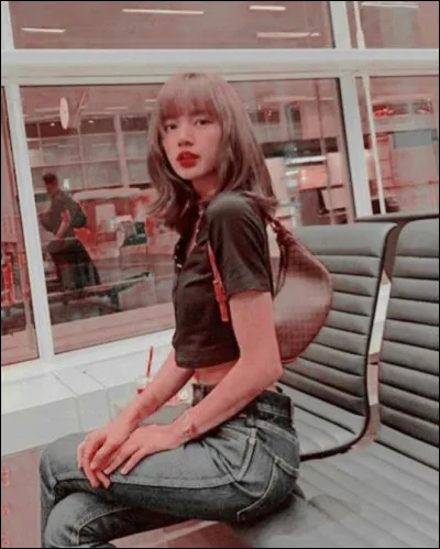 La femme te laisse entrer et la Maknae (la plus jeune) t'accueille. Qui est-ce ?