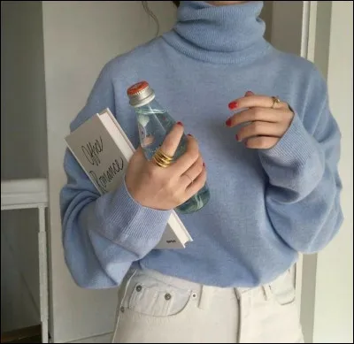 Tu entres, finalement, par la porte qui était entrouverte. Une femme te questionne : "Quelle couleur préfères-tu ?"