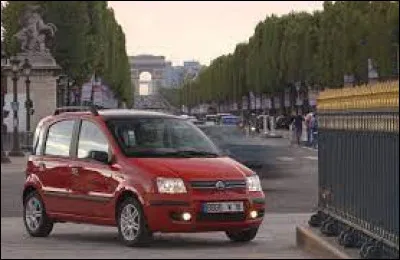 Cette petite voiture rouge est une ...